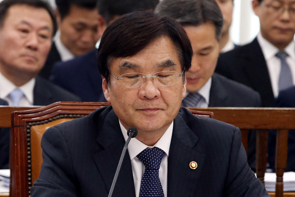 강병규 안행부장관이 세월호 침몰 사고 현안 보고를 위해 14일 오전 서울 여의도 국회에서 열린 안전행정위원회 전체회의에 출석해 의원들의 질의를 듣고 있다. 2014.5.14 / 뉴스 1