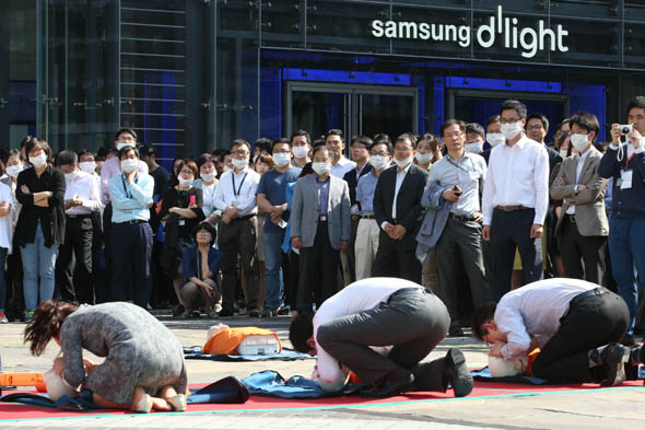 삼성전자 직원들이 14일 오후 서울 서초구 삼성전자 서초사옥에서 열린 재난대비 비상대피훈련에서 심폐소생술을 배우고 있다. 삼성그룹은 “화재, 지진 등 재난 발생에 대비해 전국 계열사 사옥과 주요 사업장 250여곳에서 창사 이래 첫 비상대피훈련을 했다”고 밝혔다. 김봉규 선임기자 <A href="mailto:bong9@hani.co.kr">bong9@hani.co.kr</A>