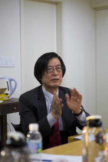 연극 <챙>은 연극계의 거목으로 평가받는 극작가 이강백의 작품이다. 산울림 제공