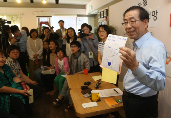 박원순 새정치민주연합 서울시장 후보가 16일 오후 서울 동작구 상도로의 한 찻집에서 열린 이 지역 엄마들과의 정책간담회에서 엄마들이 그린 그림을 참석자들에게 보여주며 이야기하고 있다.