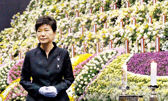 박근혜 대통령이 4월29일 오전 경기도 안산시 단원구 화랑유원지에 새로 마련된 ‘세월호 사고 희생자 정부 합동분향소’에서 헌화·묵념을 마친 뒤 뒤돌아 걸어나오고 있다. 청와대사진기자단