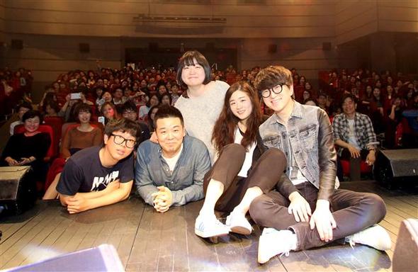 아마도이자람밴드가 지난달 26일 서울 대치동 케이티엔지(KT&G) 상상아트홀에서 <크레이지 배가본드> 앨범 발매 공연을 한 뒤 관객들과 기념촬영을 하고 있다. 왼쪽부터 강병성(베이스), 곰군(드럼), 이향하(퍼커션), 이자람(보컬), 이민기(기타). 붕가붕가레코드 제공
