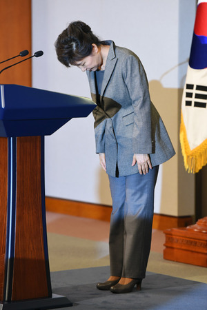 박근혜 대통령이 19일 청와대에서 세월호 참사와 관련해 대국민 담화를 발표하기에 앞서 인사하고 있다. 청와대사진기자단