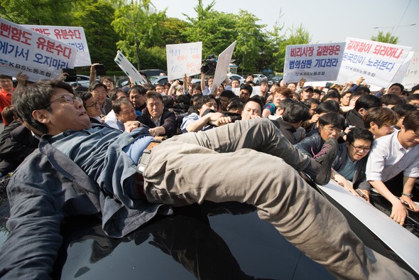 한국방송(KBS) 노조 조합원들이 19일 오전 서울 영등포구 여의도 한국방송 본관 주차장 입구에서 출근하고 있는 길환영 사장이 탄 차량을 막고 있다. 김성광 기자 flysg2@hani.co.kr