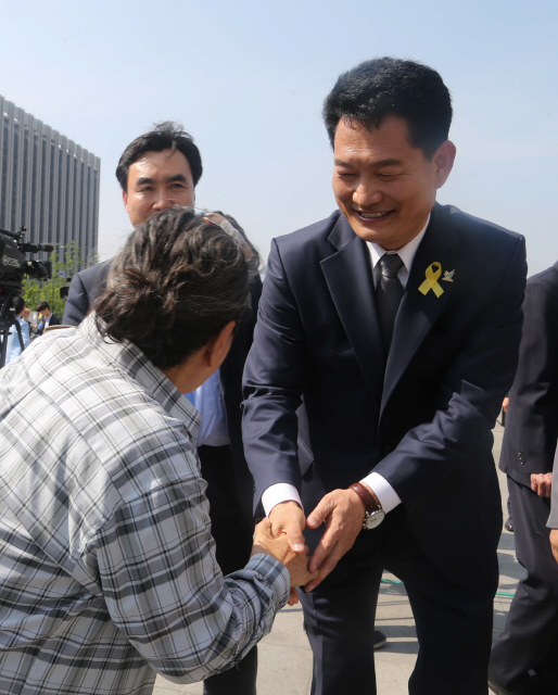 송영길 새정치민주연합 인천시장 후보가 21일 오후 서울 종로구 세종로 광화문 광장에서 열린 ‘수도권 상생발전을 위한 공동협약식’에 참석한 뒤 한 시민과 인사하고 있다. 김경호 기자