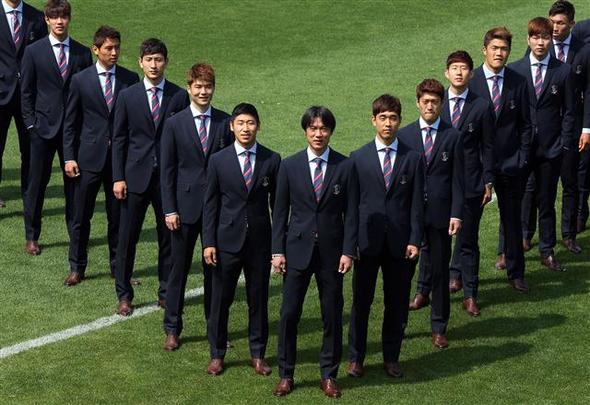 홍명보 축구대표팀 감독과 코치진, 선수들이 22일 오전 경기도 파주 대표팀트레이닝센터에서 단복을 입고 포즈를 취하고 있다. 연합뉴스