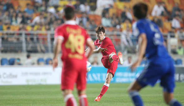 22일 경기도 수원월드컵경기장에서 열린 PSV 에인트호번의 코리아투어 1차전 수원 삼성과의 경기에서 박지성(33)이 슈팅을 하고 있다. 박지성은 이날 경기에서 에인트호번의 중원을 책임지며 그라운드를 누빈 뒤 후반 6분 교체됐다. 관중은 박지성의 응원가인 ‘위송빠레’가 울려퍼지는 가운데 그라운드를 떠나는 그에게 박수갈채를 보냈다. 경기는 수원의 1-0 승리로 끝났고, 에인트호번 선수들은 박지성을 헹가레 치기도 했다. 수원/이정아 기자 <A href="mailto:leej@hani.co.kr">leej@hani.co.kr</A>