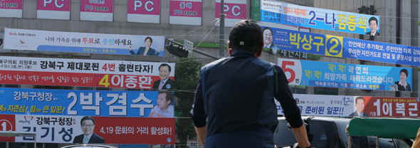 6·4 지방선거 공식 선거운동이 시작된 22일 오후 서울 강북구 수유동 광산네거리에 각 후보들의 선거 펼침막이 빽빽하게 내걸려 있다. 류우종 기자 <A href="mailto:wjryu@hani.co.kr">wjryu@hani.co.kr</A>