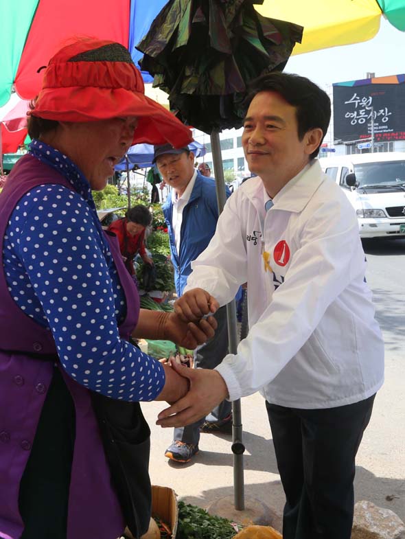 남경필 새누리당 경기지사 후보가 22일 오전 경기 수원시 팔달구 영동시장에서 상인들에게 지지를 호소하고 있다. 수원/이정우 선임기자 woo@hani.co.kr