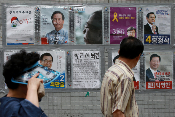 후보자의 사진 없이 손글씨로 자신의 주장만 적어 넣은 이색 선거 벽보가 25일 오전 서울 중구 중림동의 한 골목길에 붙어 있다. 이 벽보의 주인공인 김수근 통합진보당 서울시의원 후보는 “사소한 의혹 제기부터 대통령의 퇴진까지 국민 누구나 의견을 말할 수 있는 나라가 민주주의 국가”라며 국민들에게 “말해도 된다”는 걸 보여주고 싶어 출마했다고 말했다. 
이정아 기자 leej@hani.co.kr    