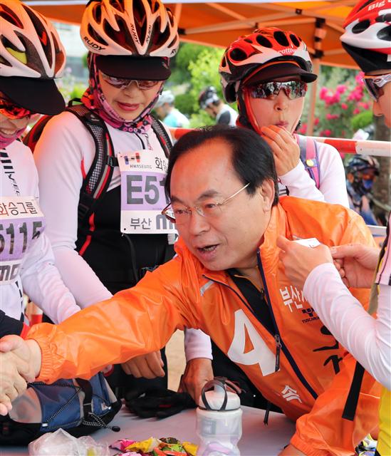 오거돈 무소속 부산시장 후보가 25일 오전 부산시  남구 대천초등학교에서 열린 자전거페스티벌에서 시민들과 악수하고 있다. 부산/연합뉴스