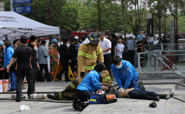 26일 오전 경기 고양시 일산동구 백석동 고양시외버스종합터미널 화재 현장에서 구조된 시민이 심폐소생술을 받고 있다. 고양/류우종 기자 wjryu@hani.co.kr