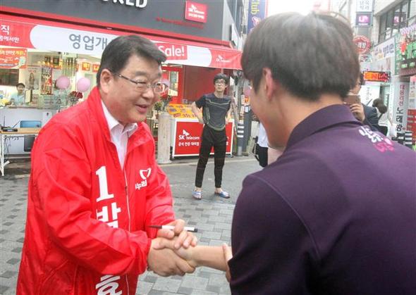 박성효 새누리당 대전시장 후보가 25일 대전 중구 은행동 으능정이 거리에서 시민과 악수하고 있다. 
 대전/연합뉴스