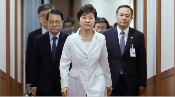 박근혜 대통령(가운데)은 세월호 참사의 책임을 묻는 인적 개편에서도 김기춘 비서실장(왼쪽)을 내치지 않았다. 박 대 통령이 5월21일 아랍에미리트(UAE) 원자력발전소 기공식 에 참석한 뒤 서울공항을 통해 귀국하고 있다. 박 대통령은 이틀 전 세월호 참사 대국민 담화에서 사과한 뒤 바로 출국 해 담화의 진정성을 의심하는 비판 여론에 직면했다.