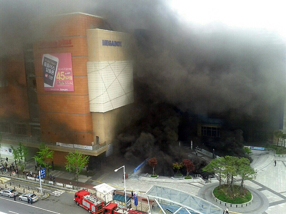 26일 오전 경기도 고양시 일산동구 백석동 고양시외버스종합터미널 지하 1층 푸드코트 공사장에서 불이 나 검은 연기가 7층 건물을 뒤덮고 있다. 이 화재로 6명이 숨지고 40여명이 다쳤다. 고양/뉴스1