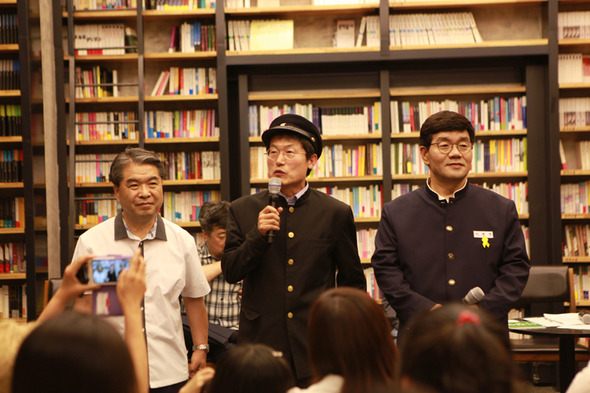 조희연 서울시교육감 후보(가운데)가 이재정 경기도교육감 후보(왼쪽)과 이청연 인천시교육감 후보(오른쪽)을 지지하는 발언을 하고 있다.  사진 각 후보 선거본부 제공