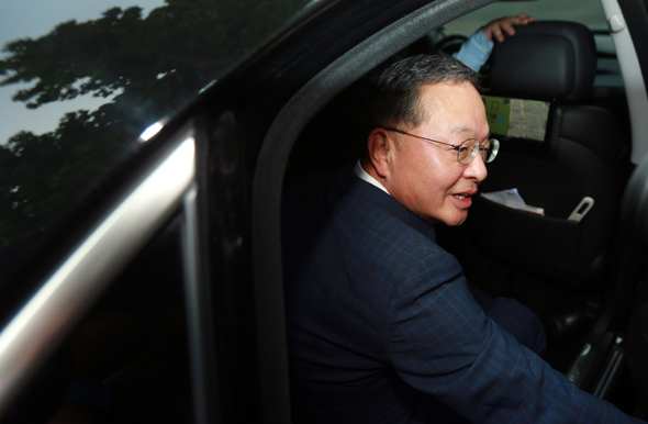 안대희 국무총리 후보자가 28일 오후 서울 종로구 정부서울청사 창성동 별관에서 후보직 사퇴 발표를 한 뒤 차에 오르고 있다. 연합뉴스