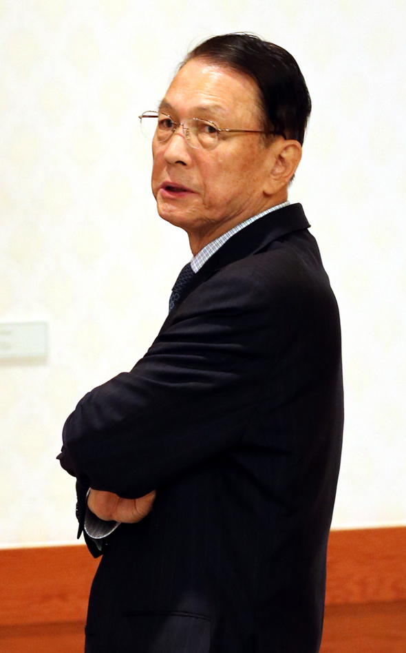 김기춘 청와대 비서실장이 27일 청와대에서 열린 국무회의가 열리기에 앞서 박근혜 대통령을 기다리고 있다. 이정용 기자 lee312@hani.co.kr