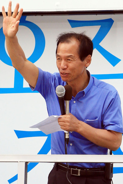 최문순 새정치민주연합 강원지사 후보가 27일 강원도 속초시 중앙시장에서 유권자들을 향해 손을 들어 인사하고 있다. 속초/연합뉴스