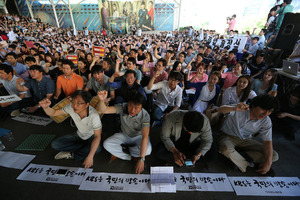 29일 오후 서울 여의도 한국방송 신관 계단에서 KBS노동조합(1노조)와 전국언론노동조합 KBS본부 조합원들이 길환영 사장 사퇴를 촉구하는 공동파업 출정식을 열고 있다. 김태형 기자 xogud555@hani.co.kr