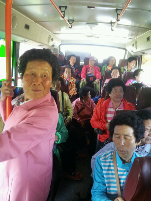 전남 신안군의 공영버스는 무료 이용 대상인 65살 이상 노인들이 많이 탄다.  신안/정대하 기자