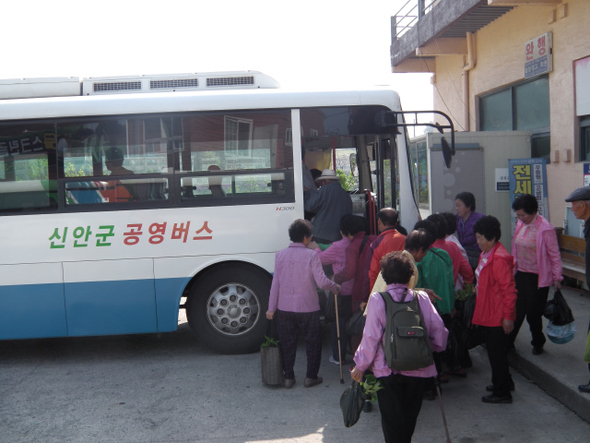 지난달 23일 오일장을 본 지도읍 주민들이 공용버스터미널을 출발해 40분 동안 운행되는 버스를 이용하고 있다. 신안/정대하 기자