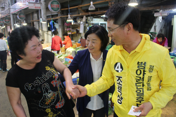 지난 26일 정의당 조택상 인천 동구청장 후보가 같은 당 원내대표인 심상정 의원과 함께 인천 동구에서 가장 큰 현대시장을 방문해 시장 상인과 인사를 나누고 있다. 정의당 제공