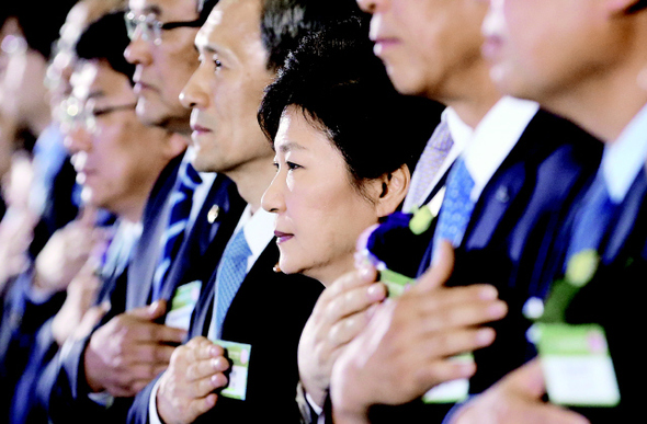 박근혜 대통령이 29일 오전 경기도 고양시 킨텍스에서 열린 ‘민군기술협력 박람회’ 개막식에 참석해 국기에 대한 경례를 하고 있다. 고양/연합뉴스