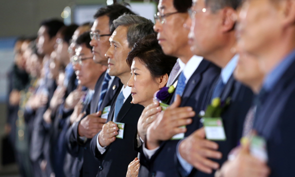 박근혜 대통령이 29일 오전 경기도 고양시 킨텍스에서 열린 ‘민군기술협력 박람회’ 개막식에 참석해 국기에 대한 경례를 하고 있다. 고양/연합뉴스