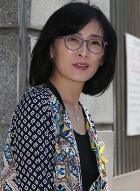 청와대 게시판에 박근혜 대통령의 퇴진을 요구하는 글을 실명으로 올린 교사 80명 가운데 한 명인 지혜복 교사가 29일 오후 서울특별시 용산구 서빙고동  한강중학교 교문 앞에서 <한겨레>와 인터뷰 전 포즈를 취하고 있다. 류우종 기자 wjryu@hani.co.kr