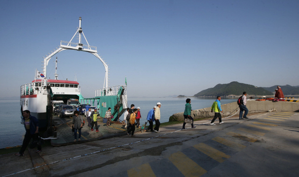 세월호 침몰 참사가 발생한 지 45일 만인 30일 오전 다시 개방된 전남 진도군 임회면 팽목항에서 조도 주민 등이 배를 타고 와 내리고 있다. 진도/신소영 기자 viator@hani.co.kr