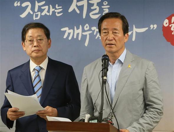 정몽준 새누리당 서울시장 후보가 30일 서울 여의도 용산빌딩 선거사무소에서 서울시 친환경유통센터 공급 식재료에서 농약이 검출됐다는 감사원 감사 결과를 발표하고 있다. 왼쪽은 김황식 전 국무총리. 연합뉴스