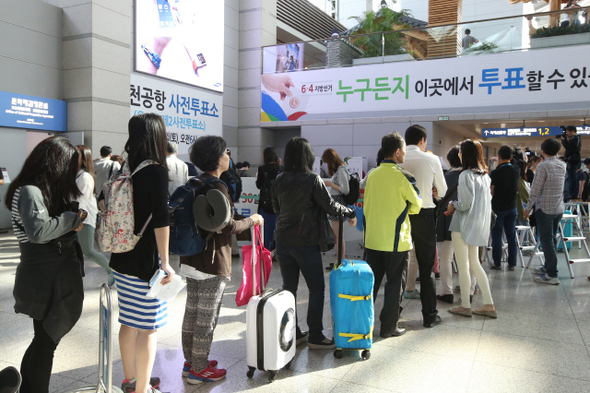 국외로 떠나는 여행객들이 30일 오전 인천공항 출국장에 마련된 중구 운서동 제2사전투표소를 찾아 길게 줄을 서 차례를 기다리고 있다. 선거일인 6월4일 투표가 어려운 유권자들은 31일까지 거주지 주소와 상관없이 가까운 사전투표소를 찾아 신분증을 제시한 뒤 투표할 수 있다. 인천공항/이정아 기자 leej@hani.co.kr