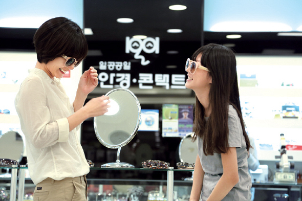 영화 〈도희야〉의 소녀 도희는 스스로의 힘으로 폭력적인 마을을 벗어난다. /무비꼴라쥬 제공