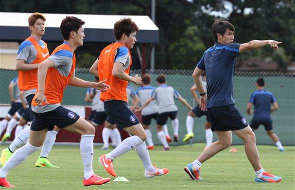 홍명보(45·맨 오른쪽) 축구대표팀 감독이 1일(한국시각) 전지훈련지인 미국 플로리다주 마이애미 세인트토머스대에서 첫 전술 훈련을 지도하고 있다. 마이애미/연합뉴스