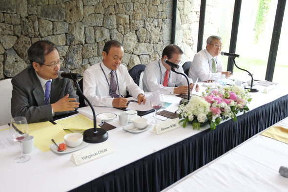지난달 29일 제주 해비치 호텔에서는 평화와 번영을 위한 제주포럼의 일환으로 전직 외교장관 초청 비공개 간담회가 열렸다. 왼쪽부터 사회를 맡은 이명박 정부의 천영우 전 외교안보수석, 참여정부의 송민순 전 외교부장관, 이명박 정부의 유명환, 김성환 전 장관. 사진 제주평화연구원 제공