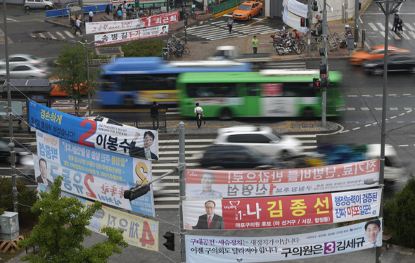 2일 오후 서울 마포구 서교동 합정역 부근에 유권자들에게 공약을 알리려는 후보자들의 펼침막이 나부끼고 있다. 이종근 기자 root2@hani.co.kr