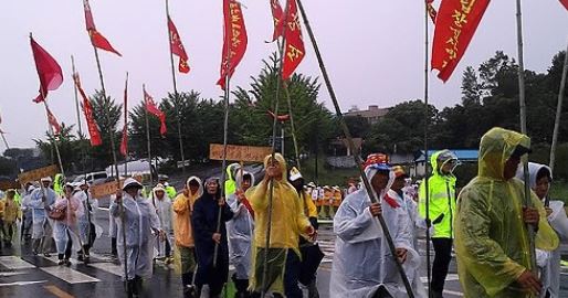 강정리폐기물매립장반대 주민대책위원회 등 회원과 주민이 2일 충남 청양군청 인근 도로를 행진하며 "석면 광산 내 폐기물처리업체 설치 문제 등을 해결하라"고 외치고 있다. 2014.6.2 /연합뉴스