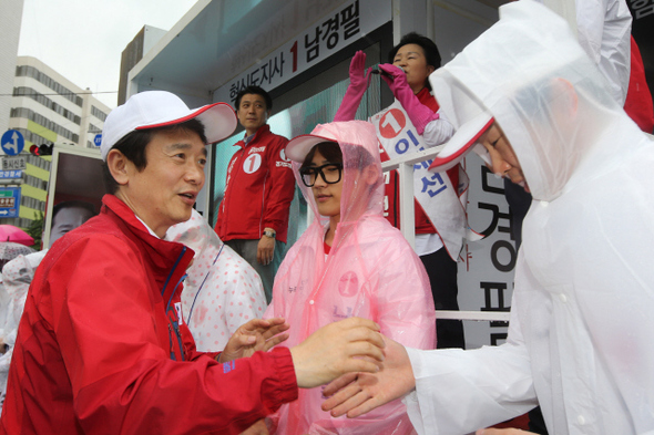 남경필 새누리당 경기지사 후보가 3일 오후 경기 안양시 만안구 안양4동 네거리에서 선거운동원들과 인사하고 있다. 안양/이정아 기자 leej@hani.co.kr
