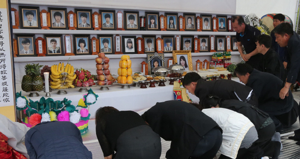 세월호 침몰사고 49일째인 3일 오후 경기도 안산시 상록구 부곡동 하늘공원에서 희생자들의 49재 추도제가 열려 유가족들이 영정에 절하고 있다. 안산/박종식 기자 anaki@hani.co.kr