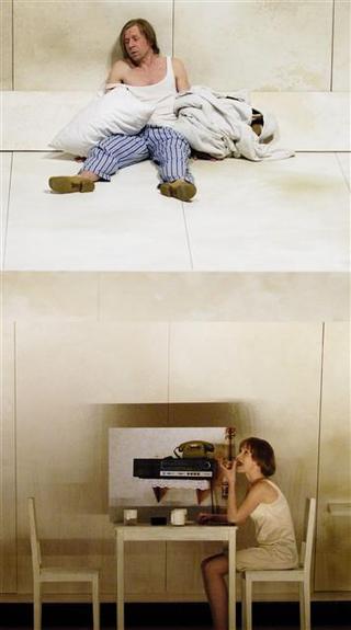 1층 여성이 샌드위치를 먹을 때 2층 남성은 침대에 누워 있다. 도이체스 테아터의 연극 <도둑들>은 이웃에서 일어나는 일상사를 통해 소통 부재의 사회를 되새김질한다. 엘지아트센터 제공