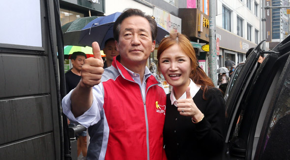 정몽준 새누리당 서울시장 후보가 3일 오후 서울 강북구 성신여대입구역에서 선거유세를 마친 뒤 지지자와 기념 사진을 찍으며 엄지를 들어 자신의 기호 1번을 표시하고 있다. 김경호 기자 jijae@hani.co.kr