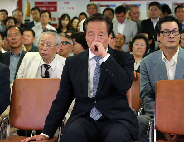 정몽준 새누리당 서울시장 후보가 4일 서울 여의도 선거사무소에서 캠프 관계자들과 6ㆍ4지방선거 출구조사 결과를 시청하고 있다. 2014.6.4/연합뉴스 정몽준 새누리당 서울시장 후보가 4일 서울 여의도 선거사무소에서 캠프 관계자들과 6ㆍ4지방선거 출구조사 결과를 시청하고 있다. 2014.6.4/연합뉴스