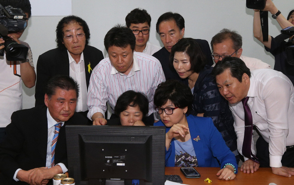 오거돈 무소속 부산시장 후보 선거운동원과 지지자들이 5일 새벽 부산 연제구 연산동 캠프 사무실에서 오 후보의 득표 상황을 살피고 있다. 이들은 개표 이후 점차 벌어진 오 후보와 서병수 후보의 표차가 잠시 줄자 기대에 찬 표정으로 컴퓨터 모니터 앞에 모여 선관위 실시간 개표 상황을 확인했다. 이번엔 비록 실패했으나 오 후보에게 쏠렸던 그 변화의 열망이 언젠가 부산지역 선거에서 결실을 맺을 수도 있겠다는 생각이 들었던 하룻밤이었다. 부산/신소영 기자 viator@hani.co.kr