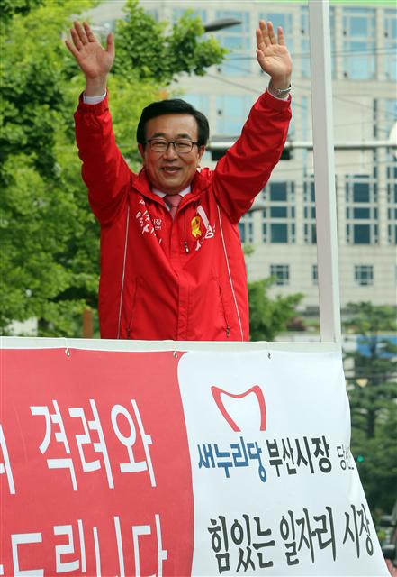 서병수 부산시장 당선자가 5일 부산 연제구 부산시 청사 인근 도로에서 차량을 타고 시민들에게 당선 인사를 하고 있다. 부산/연합뉴스