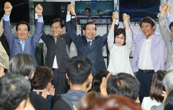 박원순 새정치민주연합 서울시장 당선자(가운데)와 부인 강난희씨가 5일 새벽 당선이 확실시된 뒤 서울 종로5가 캠프사무실에서 선거운동을 함께한 캠프 관계자들과 손을 맞잡아 들어 보이고 있다. 왼쪽부터 정세균 선거대책위원장, 오영식 의원, 박 시장, 박 시장 부인 강난희씨, 임종석 선대위 총괄팀장. 이정우 선임기자 woo@hani.co.kr