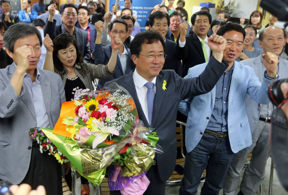 김석준 부산시교육감 후보가 4일 저녁 부산 동구 선거사무실에서 당선이 확실시되자 지지자들과 함께 환호하고 있다. 부산/연합뉴스