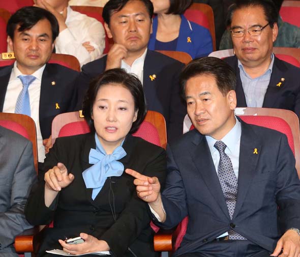 박영선 새정치민주연합 원내대표(왼쪽)와 정동영 공동선거대책위원장이 4일 저녁 국회 의원회관 선거개표상황실에서 지방선거 방송 3사 출구조사 결과 발표를 지켜보며 얘기를 나누고 있다. 이정우 선임기자 woo@hani.co.kr