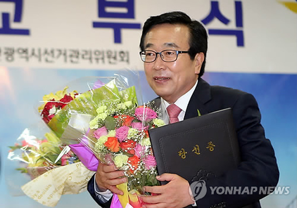 서병수 부산시장 당선인이 5일 부산 연제구 부산시선거관리위원회에서 당선증을 받고 있다. 2014.6.5 (부산=연합뉴스)