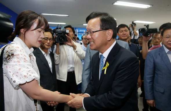 김부겸의 두번째 도전도 결국 실패로 끝났다. 그는 개표 결과를 지켜본 뒤 지지자와 운동원들에게 “힘냅시다. 미안해요”라며 일일이 격려했다. 새정치민주연합 김부겸 대구시장 후보가 4일 저녁 출구조사 결과를 지켜본 뒤 대구시 서구 내당동 선거대책본부 상황실을 나서며 지지자들에게 인사를 하고 있다.  대구/강재훈 선임기자 <A href="mailto:khan@hani.co.kr">khan@hani.co.kr</A>